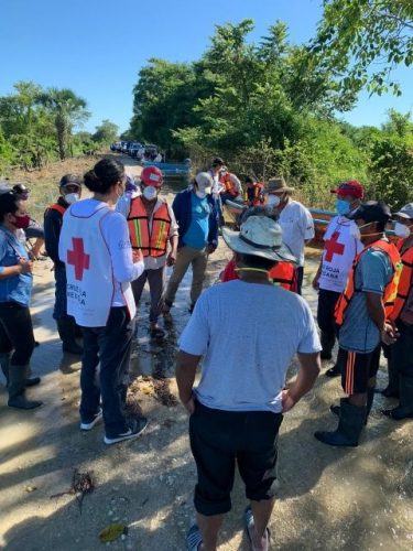 In Monte Grande brigade members work with the Mexican Red Cross to deliver humanitarian aid to flood affected community members.